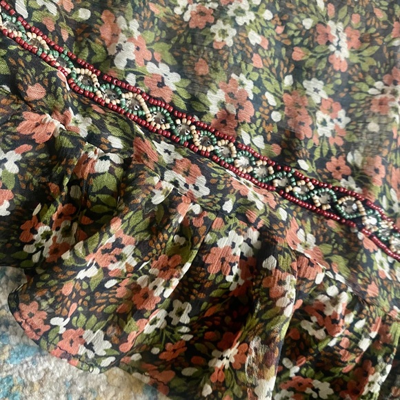 Cute Floral Top w Intricate Beading - Picture 2 of 3